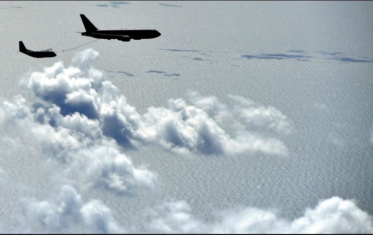 El petrolero de las Fuerzas aéreas italianas Boeing KC-767A proporciona combustible al avión C-27J Spartan, durante un vuelo para la prensa, en Roma, Italia. EFE/E. Ferrari