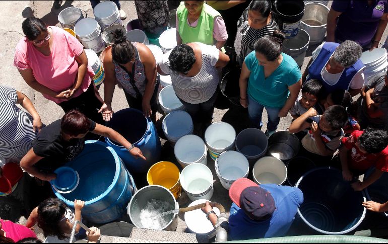Habitantes de la colonia Quintero reciben la pipa del SIAPA después de una semana sin agua potable. EL INFORMADOR/M. Vargas