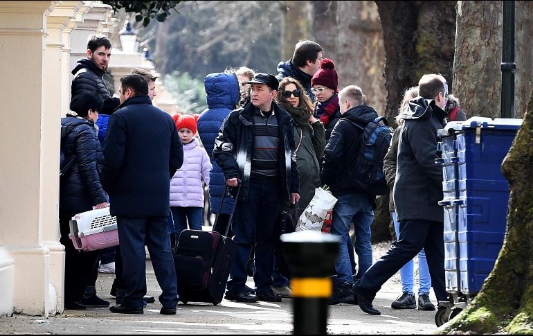 Varios diplomáticos rusos y sus familiares abandonan la embajada rusa en Londres. EFE/A. Rain