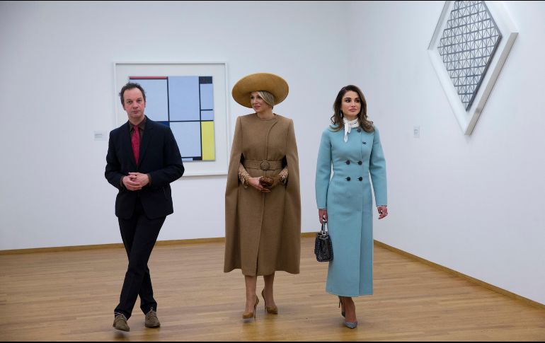 Rania (d), reina de Jordania, y Máxima, reina de Holanda, escuchan la explicación de Benno Tempel, director del Gemeentemuseum en la ciudad holandesa de La Haya. AP/P. Dejong
