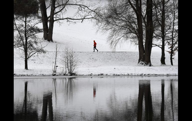Un hombre corre por el Parque Olímpico de Munich, Alemania, donde se registran -3 grados centígrados.