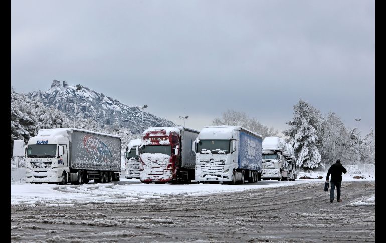 Camiones aguardan a que se reanude el tránsito en una vía de Coll del Bruc, en España. La entrada oficial de la primavera en el hemisferio Norte coincide con un temporal de nieve, frío y viento en varias regiones de España.