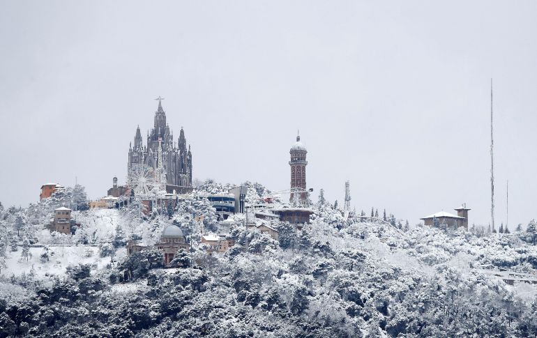 La montaña del Tibidabo vista desde Barcelona, que hoy amaneció cubierta de nieve. EFE/A. Estévez