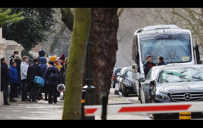 Personas salen de la Embajada rusa en Londres. Los 23 diplomáticos rusos expulsados por el Gobierno británico a raíz del caso del envenenamiento del exespía Sergei Skripal abandonan hoy el Reino Unido. AP/F. Augstein