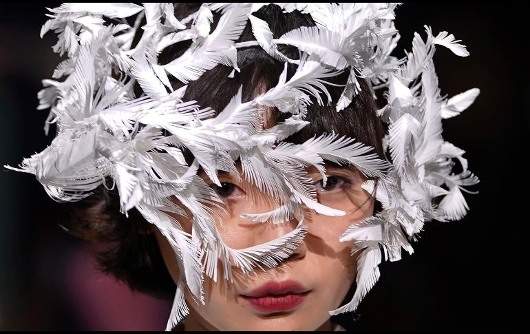 Una modelo muestra diseños de la colección otoño/invierno de Ohalu Ando, en la Semana de la Moda en Tokio. AP/S. Kambayashi