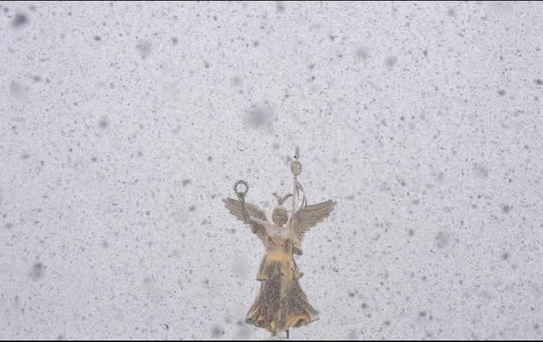 La columna de la Victoria se ve durante una nevada en Berlín, Alemania. AFP/T. Schwarz