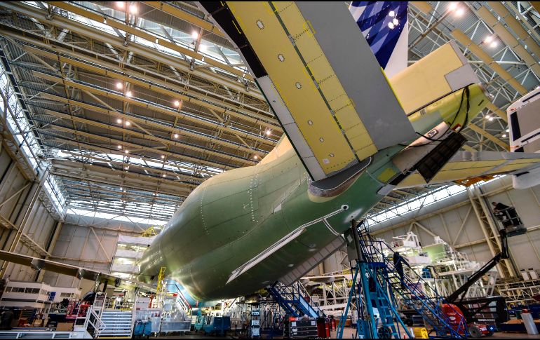 Técnicos de Airbus trabajan en la línea de ensamble del Beluga XL, una gran aeronave de transporte, en Blagnac, Francia. AFP/P. Pavani