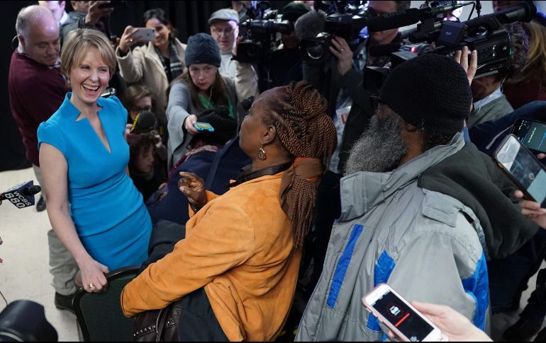 La actriz Cynthia Nixon se reúne con ciudadanos en un centro de salud en Brooklyn, Nueva York, durante su primer evento tras anunciar que contenderá por la gubernatura de Nueva York. AFP/T. A. Clary