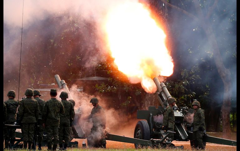 Militares disparan cañones en Taguig, Filipinas, como saludo al presidente Rodrigo Duterte, en el marco de las celebraciones por el 121 aniversario del ejército filipino. AP/B. Marquez