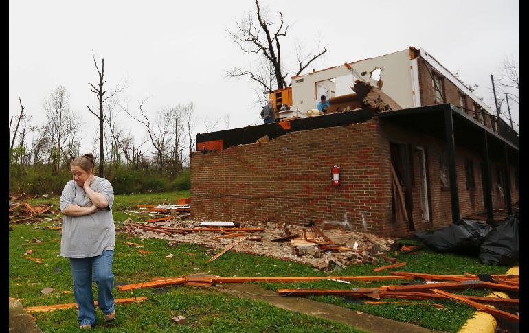 Keisha Turner evalúa los daños en el departamento de su hijo, luego de una fuerte tormenta que azotó Jacksonville, en el estado de Alabama. AP/B. Anderson