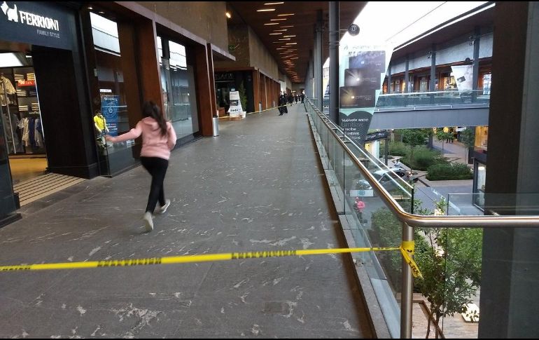 En determinado momento los sujetos empezaron a discutir, siendo dos de ellos quienes accionaron las armas en contra de los otros cuatro. TWITTER / @malbicho07