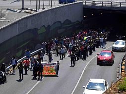 Un grupo de damnificados por los sismos del pasado septiembre marchan sobre calzada de Tlalpan, al sur de la Ciudad de México. SUN/J. Martínez