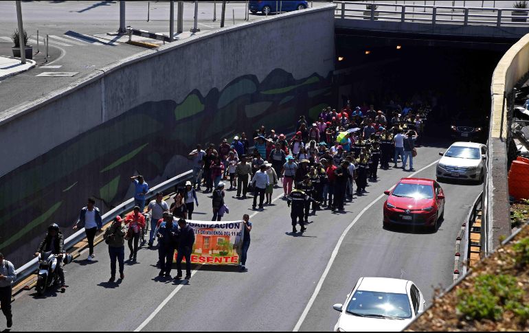 Un grupo de damnificados por los sismos del pasado septiembre marchan sobre calzada de Tlalpan, al sur de la Ciudad de México. SUN/J. Martínez