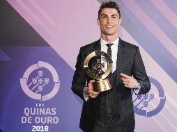 Galardón. Cristiano Ronaldo sostiene el trofeo a Mejor Jugador de Futbol del Año, durante la gala de las Quinas de Oro de la Federación de Futbol de Portugal (FPF). EFE