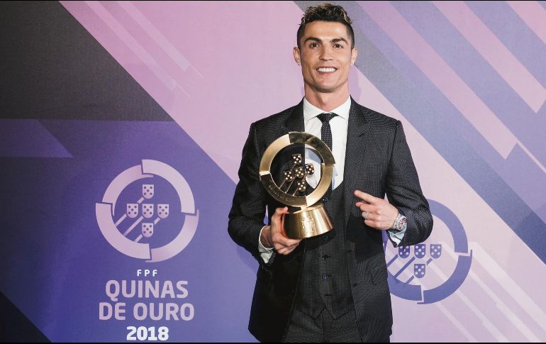 Galardón. Cristiano Ronaldo sostiene el trofeo a Mejor Jugador de Futbol del Año, durante la gala de las Quinas de Oro de la Federación de Futbol de Portugal (FPF). EFE