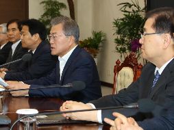 El presidente de Corea del Sur Moon Jae-in (3d) habla durante una reunión previa a la cumbre intercoreana, en su oficina en Seúl. EFE/YONHAP