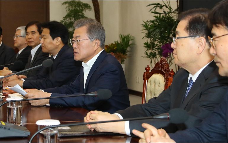El presidente de Corea del Sur Moon Jae-in (3d) habla durante una reunión previa a la cumbre intercoreana, en su oficina en Seúl. EFE/YONHAP