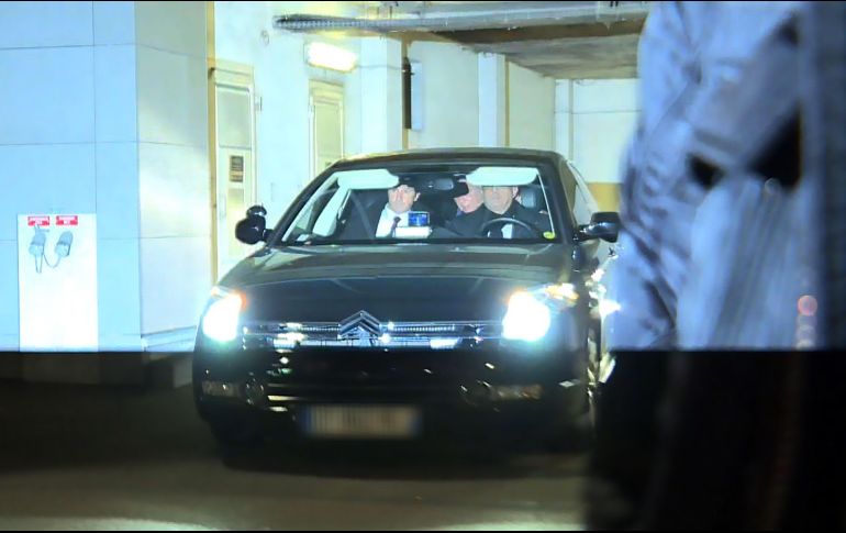 Imagen de las cámaras de seguridad que muestra el automóvil del expresidente francés, Nicolas Sarkozy, dejando el edificio de la policía en Nanterre anoche. AFP/STF