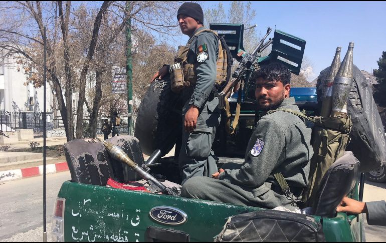 Fuerzas de seguridad afganas custodian los alrededores del lugar donde ocurrió el ataque. AFP/S. Marai