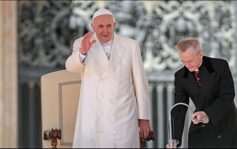 El Papa Francisco saluda a los fieles a su llegada a la audiencia general de los miércoles en la plaza de San Pedro del Vaticano. EFE/A. Di Meo