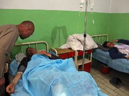 Varios lesionados reciben atención en un hospital. AP/R. Gul