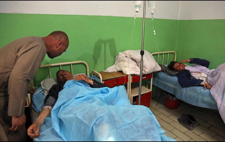 Varios lesionados reciben atención en un hospital. AP/R. Gul
