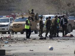 Miembros de las fuerzas de seguridad afganas revisan el lugar del atentado suicida. EFE/H. Amid