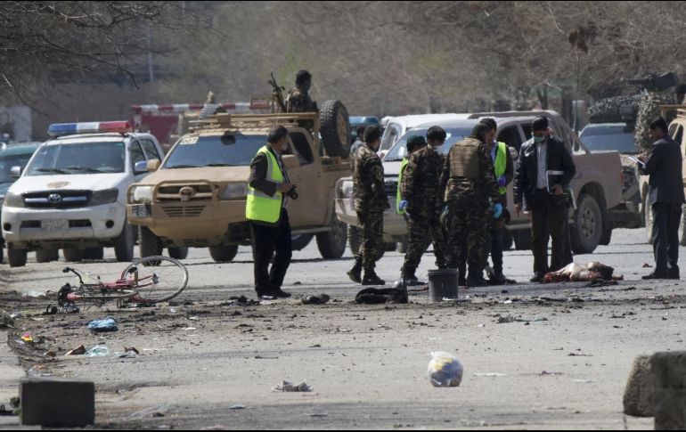 Miembros de las fuerzas de seguridad afganas revisan el lugar del atentado suicida. EFE/H. Amid