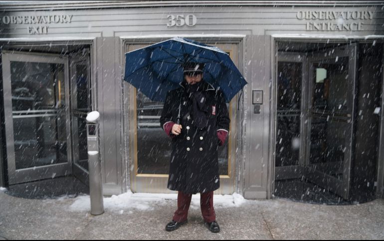 El portero del edificio Empire State mientras nieva en Nueva York. AFP/T. A. Clary