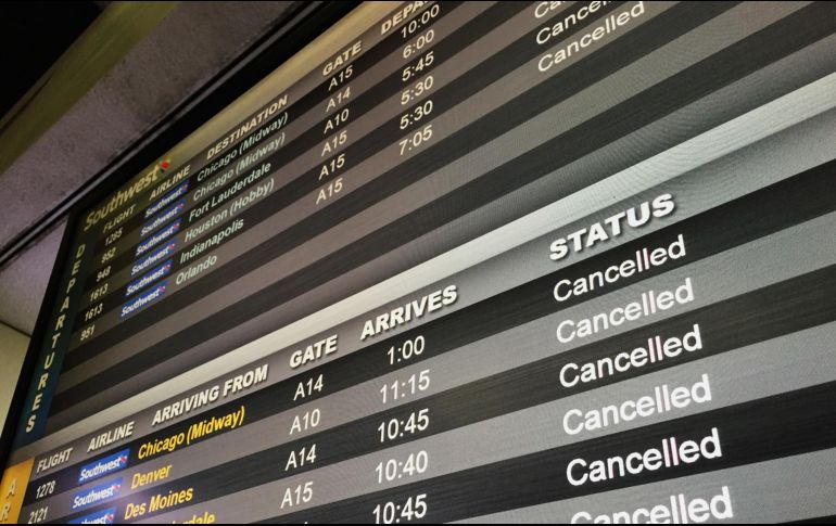 Un tablero del aeropuerto internacional de Newark, en Nueva Jersey, muestra vuelos cancelados por la tormenta. AP/J. Kane