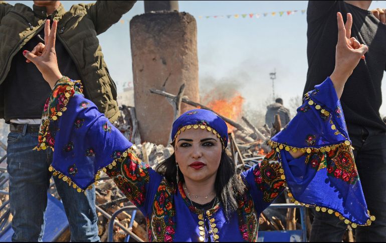 Una mujer hace la señal de la victoria en Diyarbakir, Turquía, durante las celebraciones del Novruz, un festival que marca el año nuevo del calendario persa. AFP/I. Akengin