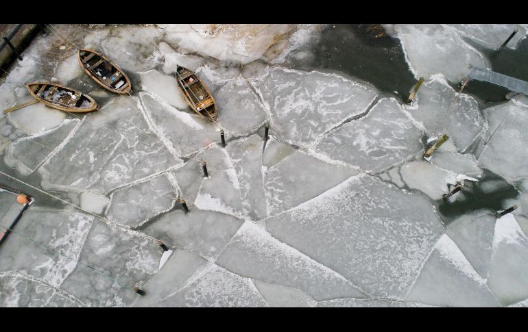 Botes de pescadores quedaron atrapados entre trozos de hielo en el puerto de Stahlbrode, al noreste de Alemania, debido a las bajas temperaturas. AFP/DPA/S. Sauer