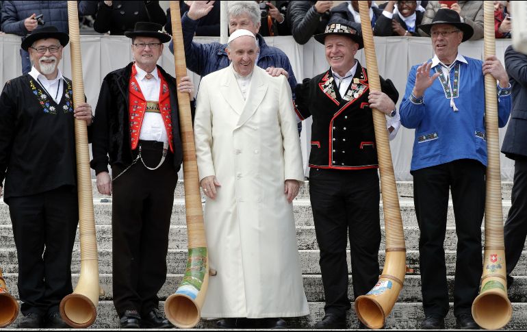 El Papa Francisco posa con un grupo de músicos suizos con sus trompas alpinas, en el marco de la audiencia general semanal en el Vaticano. AP/A. Medichini