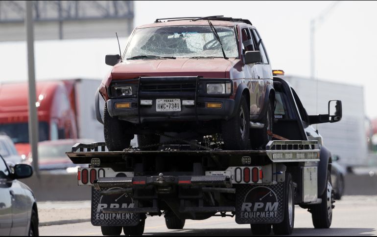 Oficiales retiran el vehículo del presunto autor de atentados con bomba en Austin, Texas, quien murió esta madrugada al hacer explotar el auto cuando las autoridades se disponían a arrestarlo. AP/E. Gay