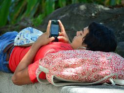 Expertos refieren que la luz de los teléfonos celulares también está asociada con problemas de la córnea, el cristalino o la retina, los cuales a largo plazo dañarían la vista. EL INFORMADOR/ ARCHIVO