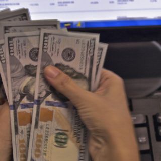 El dólar cierra en 18.86 pesos en bancos capitalinos