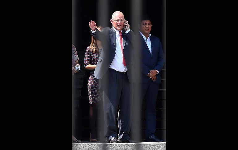Pedro Pablo Kuczynski, abandona el Palacio de Gobierno tras despedirse de funcionarios y trabajadores en Lima, Perú. Kuczynski renunció hoy como presidente de Perú, en medio de una crisis política. EFE/E. Arias