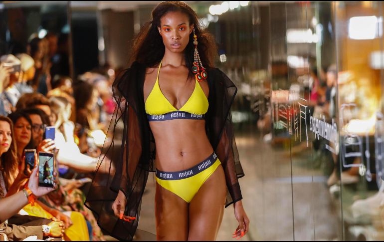 Una modelo presenta una creación del diseñador sudafricano y embajador de UNICEF Gavin Rajah, durante la Semana de la Moda Internacional de la Moda Africana, en Ciudad del Cabo, Sudáfrica. EFEA/N. Bothma