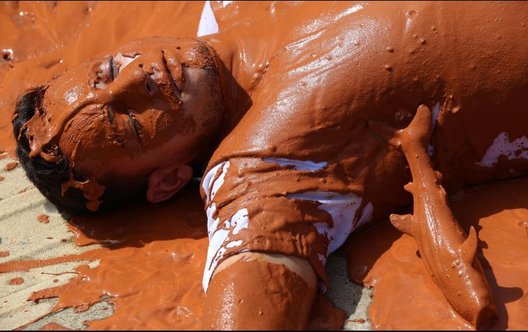 Un activista de Greenpeace protesta contra una propuesta de ley de licencias ambientales, frente al Congreso Nacional en Brasilia. EFE/J. Alves