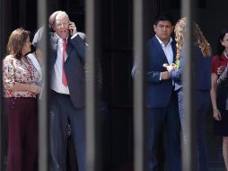 Kuczynski habla por teléfono mientras abandona el Palacio de Gobierno tras presentar su renuncia a la presidencia de Perú. AP / M. Mejia