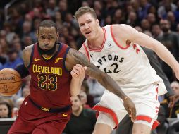 LeBron James registró este miércoles un doble-doble de 35 puntos y 17 asistencias para el triunfo de los Cavaliers. AP / T. Dejak