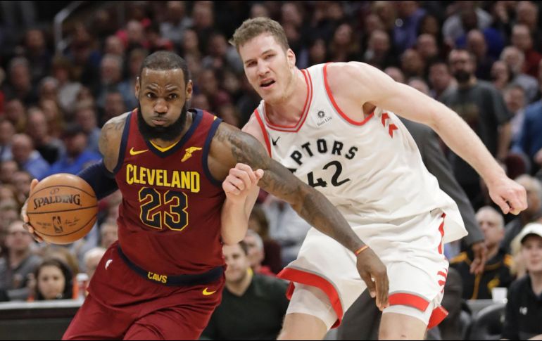 LeBron James registró este miércoles un doble-doble de 35 puntos y 17 asistencias para el triunfo de los Cavaliers. AP / T. Dejak