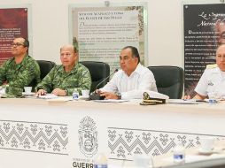 El gobernador de Guerrero, Héctor Astudillo, y el titular de la SEG solicitaron a los maestros esperar a que la Fiscalía termine de investigar si se trató de una acción de un grupo armado. TWITTER / @HectorAstudillo