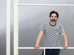 Luis Alfonso Villalobos. El artista posa en lo que será una pieza de su muestra “Ave peregrina”. EL INFORMADOR/E. Barrera