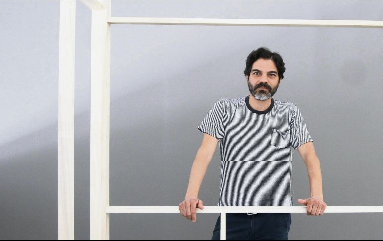 Luis Alfonso Villalobos. El artista posa en lo que será una pieza de su muestra “Ave peregrina”. EL INFORMADOR/E. Barrera