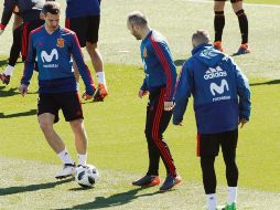Andrés Iniesta (derecha) durante el entrenamiento previo al duelo amistoso contra Alemania. EFE