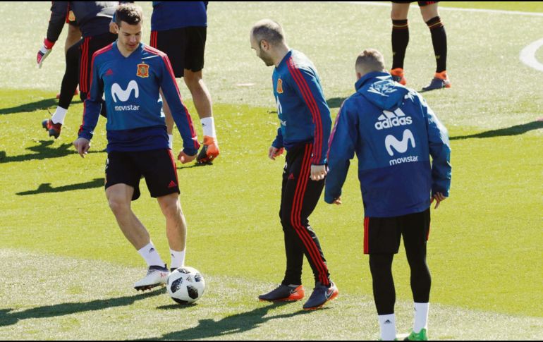 Andrés Iniesta (derecha) durante el entrenamiento previo al duelo amistoso contra Alemania. EFE