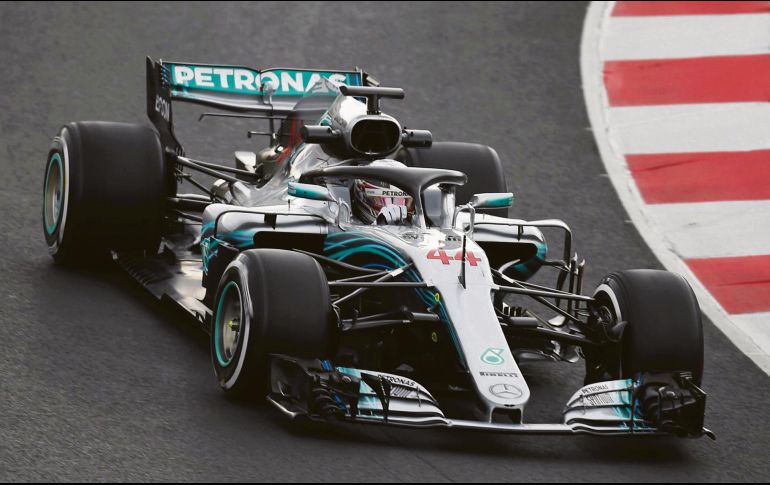 Preparado. Lewis Hamilton arranca la defensa de su campeonato en Albert Park, donde hoy se celebrarán las primeras prácticas libres de la temporada 2018 de la Fórmula Uno. AFP/J. Jordan