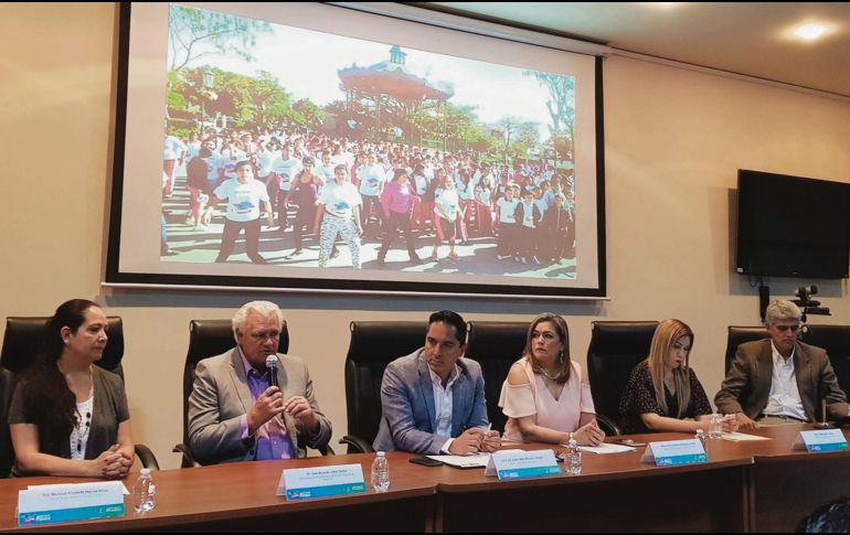 André Marx Miranda (centro) encabezó ayer el anuncio de los eventos por la celebración del Día Mundial de la Activación Física en Jalisco. EL INFORMADOR/F. Romero
