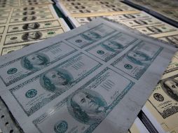 El peso tuvo ayer su mayor alza en 9 meses frente al dólar; cerró en 18.48 unidades. AP/Archivo